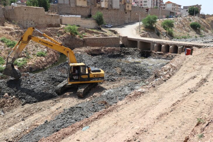 اجرای عملیات تخریب و احداث پل جدید در منطقه مال جونکی در حال اجرا است