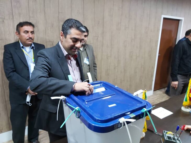 حضور شهردار مسجدسلیمان در پای صندوق اخذ رای انتخابات مجلس شورای اسلامی