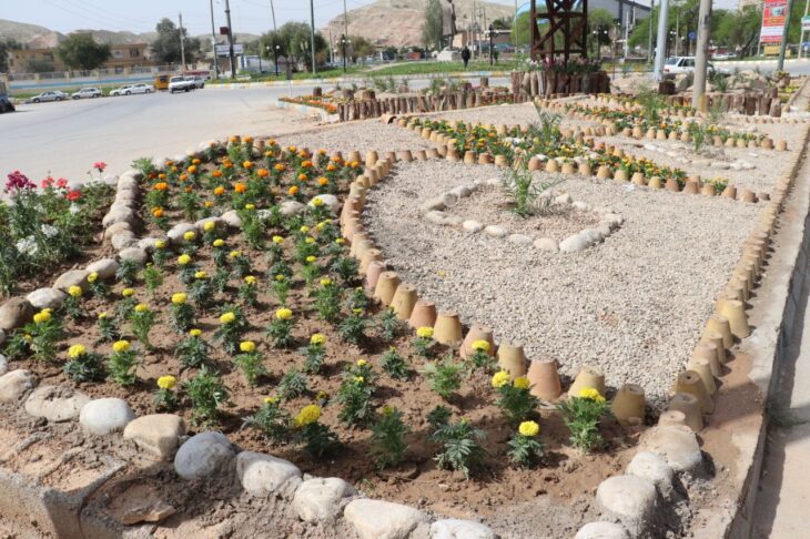 اجرای طرح محوطه سازی فضای سبز و کاشت گل‌های تزئینی (فصلی) در بلوار میدان شهید علیمردان خان بختیاری پنج بنگله