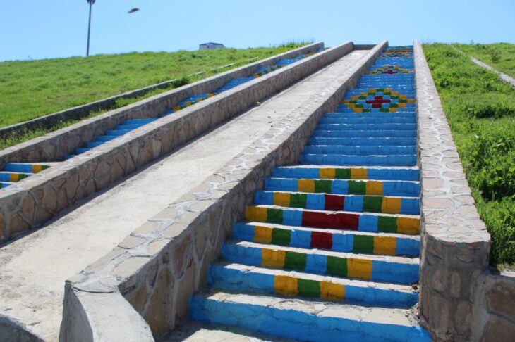 اجرای رنگ آمیزی فرش رنگی بر روی پله ها ی آبشار پارک ۱۱ هکتاری توسط شهرداری مسجدسلیمان
