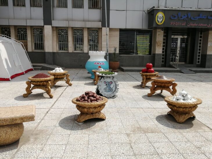 نصب سفره هفت سین در میدان جانباز (میدان بانک ملی) توسط شهرداری مسجدسلیمان