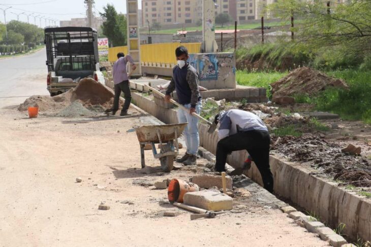 عملیات بهسازی و ساماندهی پیاده رو سازی بلوار سلامت در ورودی شهر مسجدسلیمان در حال اجرا است