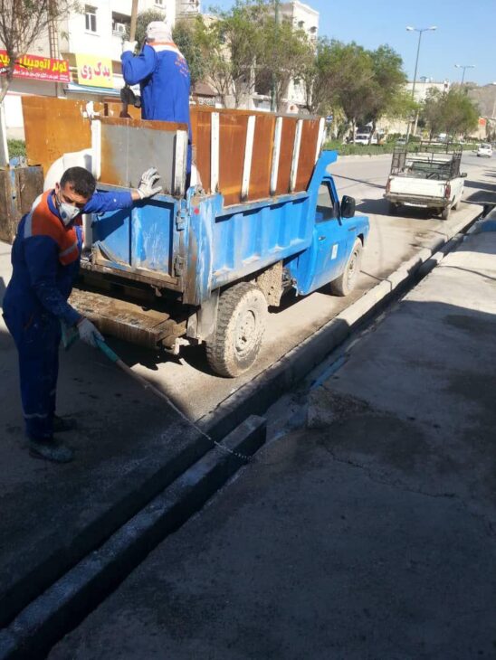 آغاز عملیات آهک پاشی و گندزدایی کانال هدایت آبهای سطحی شهر توسط شهرداری مسجدسلیمان
