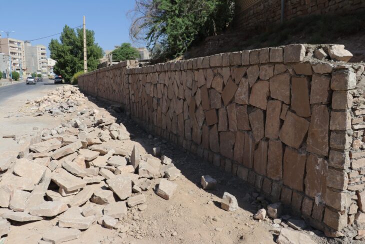 اجرای عملیات احداث دیوار حائل سنگی در مناطق مختلف شهر، توسط شهرداری مسجدسلیمان