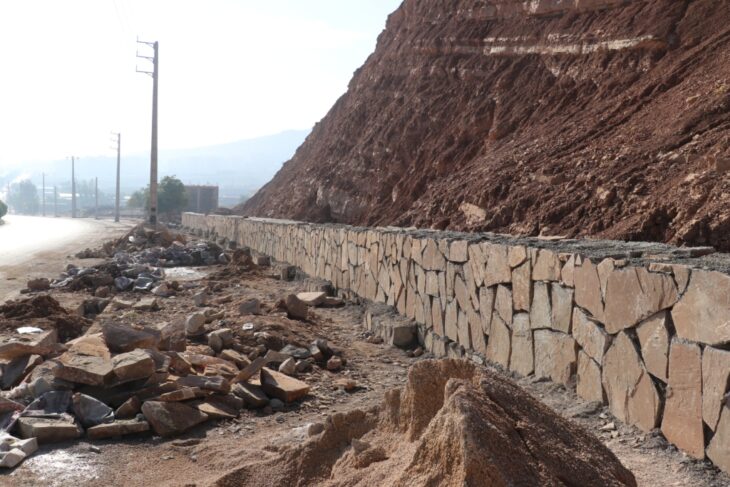 گزارش تصویری از عملیات احداث دیوار حائل سنگی میدان دانشگاه آزاد