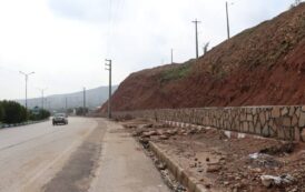 عملیات تکمیل احداث دیوار حائل بلوار میدان دانشگاه آزاد اسلامی