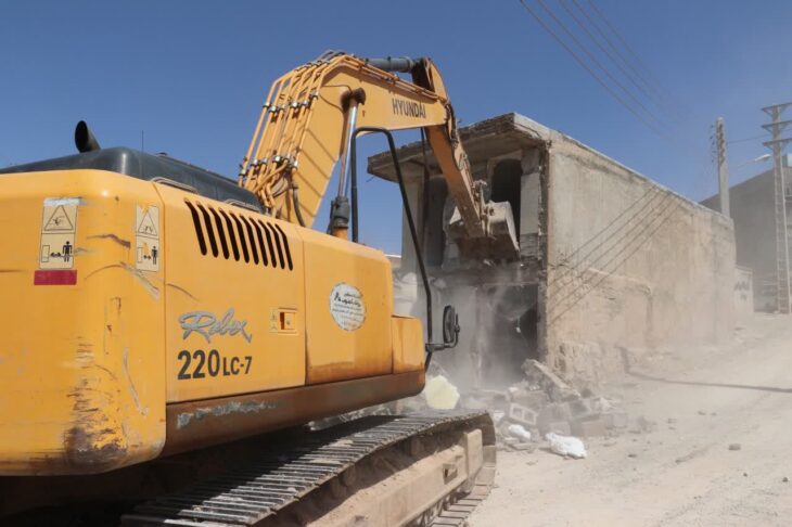 تخریب ساختمان مسکونی غیرمجاز در مسجدسلیمان توسط عوامل اجراییات شهرداری