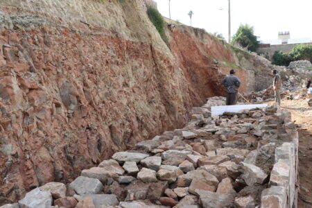 عملیات احداث دیوار حاِیل در منطقه کمپ کرسنت در حال انجام است