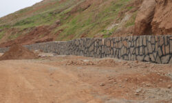 عملیات اجرایی احداث دیوار حائل کوی شهید غفاری به مراحل پایانی رسید