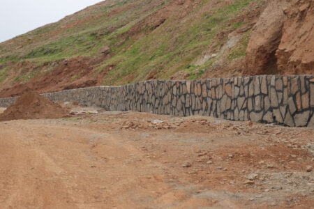 عملیات اجرایی احداث دیوار حائل کوی شهید غفاری به مراحل پایانی رسید