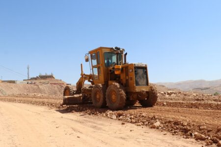 عملیات زیرسازی پروژه تعریض جاده فرودگاه توسط معاونت امور زیربنایی شهرداری مسجدسلیمان آغاز شد