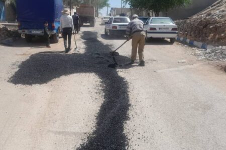 گزارش تصویری عملیات‌لکه گیری و ترمیم آسفالت معابر سطح محله دولت آباد (نفتک) توسط شهرداری مسجدسلیمان