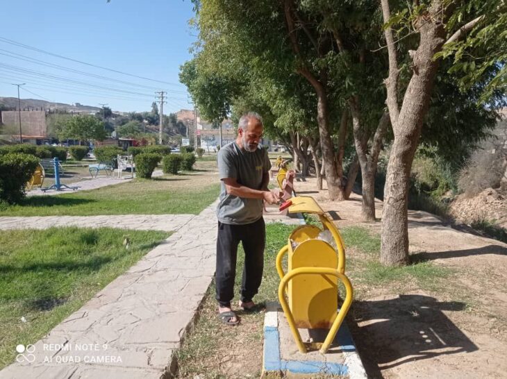 رنگ آمیزی دیوارها وتجهیزات ورزشی پارکهای سطح شهر مسجدسلیمان